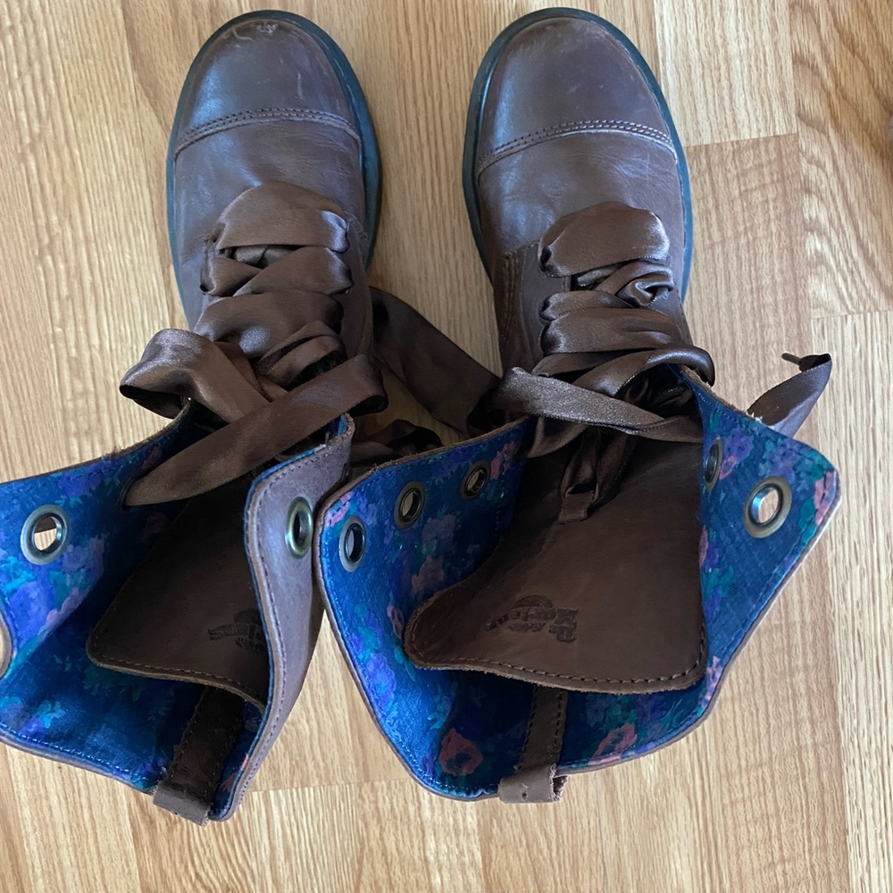 DOC MARTENS WITH FLORAL INTERIOR - Picture 2 of 3